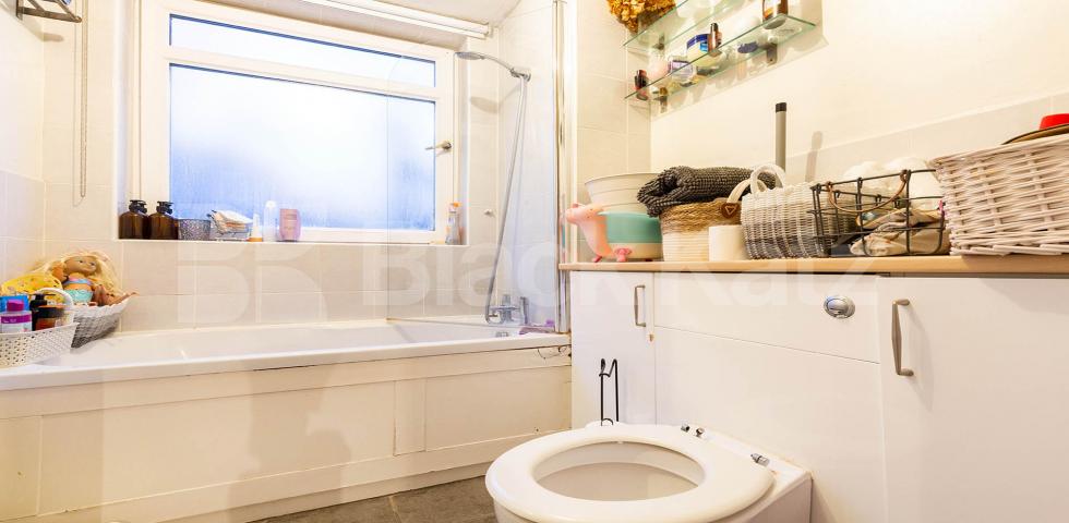 			SPACIOUS 2 BED !, 2 Bedroom, 1 bath, 1 reception Flat			 Hillside, Crouch End Hill, Crouch End